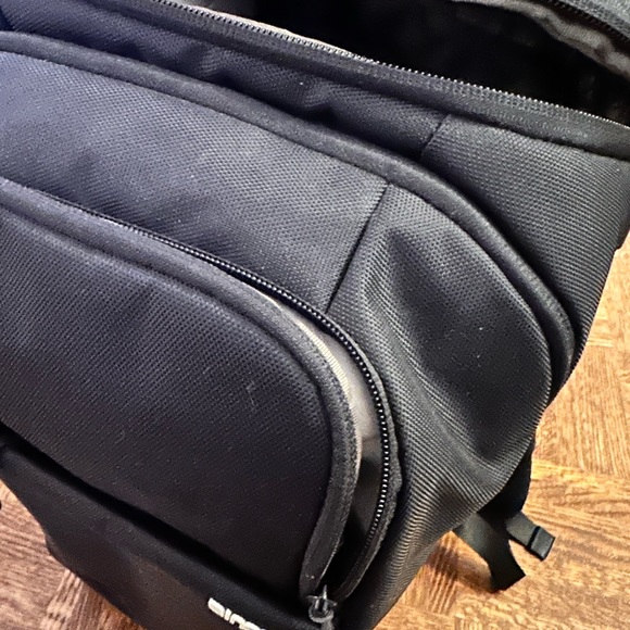 Incase DSLR Pro backpack (excellent condition) - Picture 2 of 6